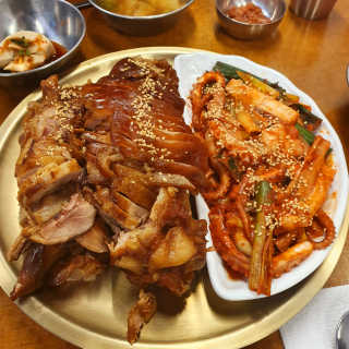 [동네맛집족발] 4개 족발 중 택1 — 5점을 준 리뷰어가 2020년 2월 올린 사용 사진