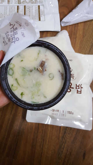 [풀무원] 사골곰탕국밥 황태해장국밥 — 5점을 준 리뷰어가 2018년 6월 올린 사용 사진