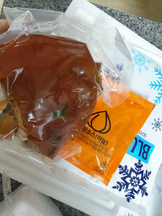 행복먹거리공작소 맥족. 맥주에 빠진 족발 550g + 마늘소스 70g — 4점을 준 리뷰어가 2020년 1월 올린 사용 사진