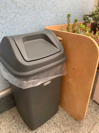 창신리빙 프랑코 퍼블릭 스윙 휴지통 10L, 25L, 35L — 4점을 준 리뷰어가 2019년 8월 올린 사용 사진