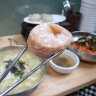 칼국수에끌림 [칼국수에 끌림] 손칼국수+비빔칼국수+왕만두4개 — 5점을 준 리뷰어가 2018년 9월 올린 사용 사진