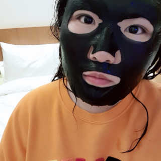 웰더마 차콜 블랙펄 하이드레이팅 앰플 마스크 — 5점을 준 리뷰어가 2019년 3월 올린 사용 사진