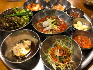 [동네맛집족발] 4개 족발 중 택1 — 4점을 준 리뷰어가 2020년 1월 올린 사용 사진