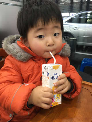 매일우유 멸균 매일우유 저지방 2프로 멸균 핑크퐁 에디션 6입 — 5점을 준 리뷰어가 2018년 1월 올린 사용 사진