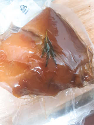 행복먹거리공작소 맥족. 맥주에 빠진 족발 550g + 마늘소스 70g — 5점을 준 리뷰어가 2020년 2월 올린 사용 사진