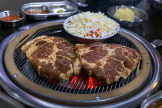 [두툼갈비] 두툼갈비 2인분 + 매콤치즈버섯 set — 3.67점을 준 리뷰어가 2018년 9월 올린 사용 사진