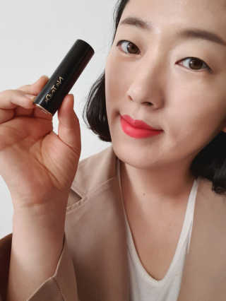 나틴다 아트인블랙 립스틱 — 5점을 준 리뷰어가 2019년 3월 올린 사용 사진