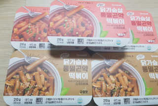 랭킹닭컴 러브잇 닭가슴살 통밀곤약떡볶이 혼합맛 5팩 — 5점을 준 리뷰어가 2019년 12월 올린 사용 사진