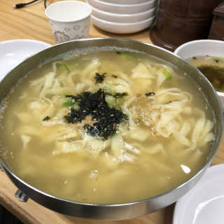 칼국수에끌림 [칼국수에 끌림] 손칼국수+비빔칼국수+왕만두4개 — 5점을 준 리뷰어가 2018년 9월 올린 사용 사진