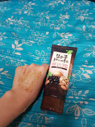 정글트리 검은콩 호두 아몬드 바디스크럽 — 4.67점을 준 리뷰어가 2018년 3월 올린 사용 사진