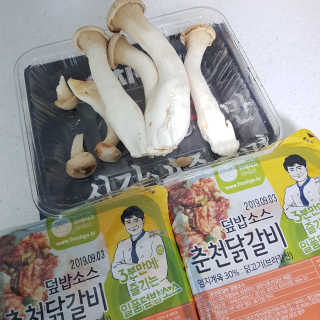 뜰아채유통 춘천닭갈비덮밥소스와 머쉬마루 버섯 — 4점을 준 리뷰어가 2018년 10월 올린 사용 사진