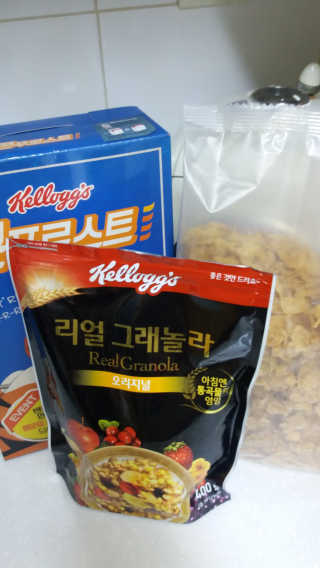켈로그 콘프로스트,리얼 그래놀라 오리지널 — 5점을 준 리뷰어가 2019년 8월 올린 사용 사진