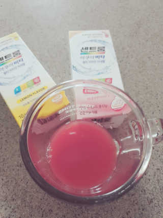 센트룸 아쿠아비타 레몬향, 딸기향 — 5점을 준 리뷰어가 2019년 7월 올린 사용 사진