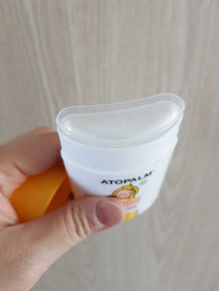 아토팜 야외놀이 선스틱 SPF50+ PA++++ — 5점을 준 리뷰어가 2020년 3월 올린 사용 사진