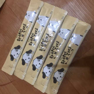 [펫토리아]짜먹는 한입뚝딱 강아지.고양이 마약간식 — 3점을 준 리뷰어가 2019년 8월 올린 사용 사진