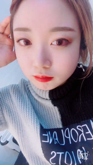 터치인솔 메탈리스트 리퀴드 포일 립스틱 5종 — 5점을 준 리뷰어가 2018년 3월 올린 사용 사진