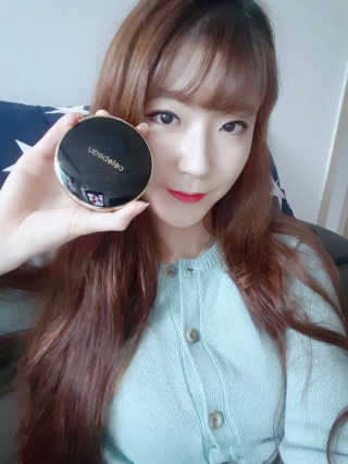 셀레뷰 블랙 세럼 팩트 — 4.83점을 준 리뷰어가 2017년 9월 올린 사용 사진