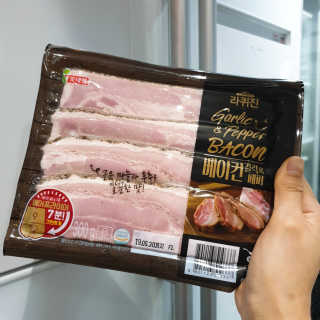 롯데푸드 라퀴진 베이컨 갈릭 앤 페퍼 2개 — 5점을 준 리뷰어가 2019년 6월 올린 사용 사진