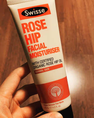 SWISSE 스위스 로즈힙 페이셜 모이스처라이저 로션 — 3.5점을 준 리뷰어가 2019년 12월 올린 사용 사진
