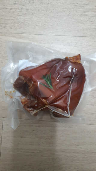 행복먹거리공작소 맥족. 맥주에 빠진 족발 550g + 마늘소스 70g — 5점을 준 리뷰어가 2020년 2월 올린 사용 사진