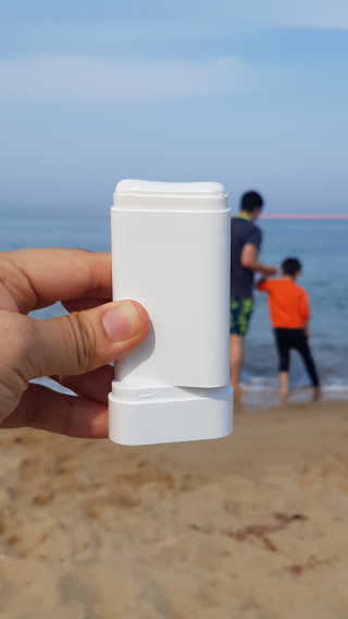아토팜 야외놀이 선스틱 SPF50+ PA++++ — 4.5점을 준 리뷰어가 2019년 5월 올린 사용 사진