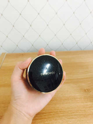 셀레뷰 블랙 세럼 팩트 — 4.17점을 준 리뷰어가 2017년 9월 올린 사용 사진