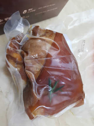 행복먹거리공작소 맥족. 맥주에 빠진 족발 550g + 마늘소스 70g — 5점을 준 리뷰어가 2020년 1월 올린 사용 사진
