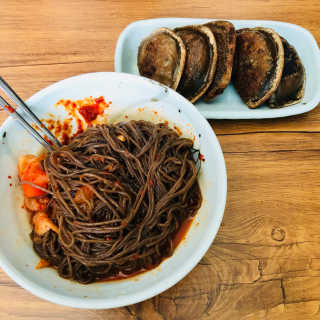 유천냉면 유천 비빔냉면 2인분+메밀지짐만두 280g — 4.5점을 준 리뷰어가 2018년 6월 올린 사용 사진