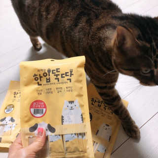 [펫토리아] 강아지,고양이겸용 짜먹는 한입뚝딱 — 5점을 준 리뷰어가 2019년 1월 올린 사용 사진
