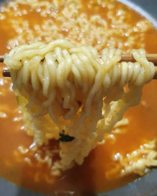 라면 그대로가 제일 맛있는 더엄마라면 — 5점을 준 리뷰어가 2019년 7월 올린 사용 사진