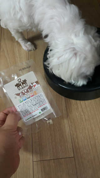 펫츠플레이트 동결건조간식 기호성 테스트 8종 — 5점을 준 리뷰어가 2018년 6월 올린 사용 사진