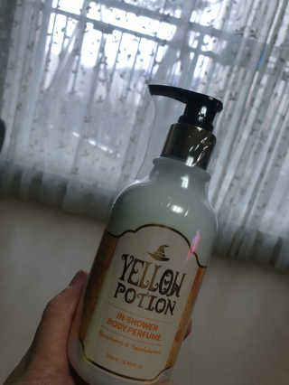 바디홀릭 인샤워 바디퍼퓸 옐로우포션 250ML — 5점을 준 리뷰어가 2019년 4월 올린 사용 사진