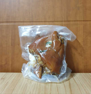 행복먹거리공작소 맥족. 맥주에 빠진 족발 550g + 마늘소스 70g — 3점을 준 리뷰어가 2020년 3월 올린 사용 사진