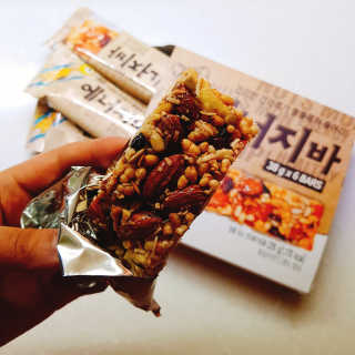 견과가 똘똘 뭉쳐들어간 넛츠몬 에너지바 1BOX 6개입 — 5점을 준 리뷰어가 2018년 1월 올린 사용 사진