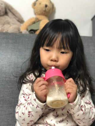 유비맘 샘방지 PPSU 빨대컵_컬러 랜덤 발송 — 5점을 준 리뷰어가 2020년 3월 올린 사용 사진