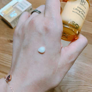 아이소이 불가리안 로즈 인텐시브 리프팅 세럼 20ml 탄력세럼 — 4.83점을 준 리뷰어가 2018년 5월 올린 사용 사진