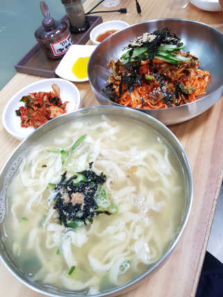 칼국수에끌림 [칼국수에 끌림] 손칼국수+비빔칼국수+왕만두4개 — 5점을 준 리뷰어가 2018년 10월 올린 사용 사진