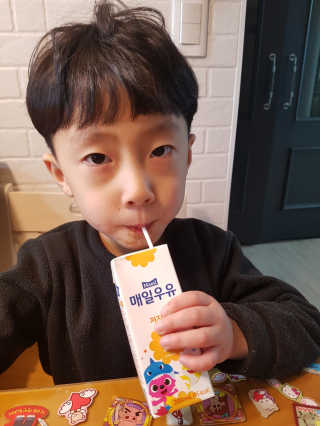 매일우유 멸균 매일우유 저지방 2프로 멸균 핑크퐁 에디션 6입 — 4.5점을 준 리뷰어가 2018년 1월 올린 사용 사진
