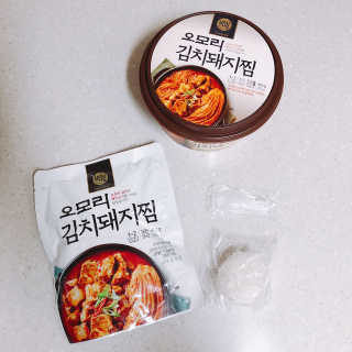 GS25 YOU US  오모리김치돼지찜 — 5점을 준 리뷰어가 2018년 3월 올린 사용 사진