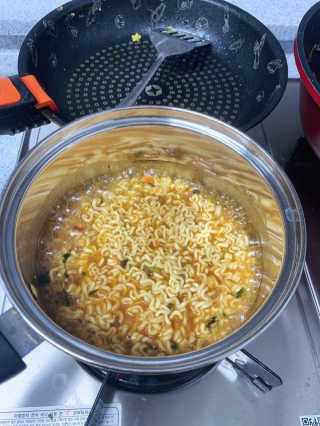 라면 그대로가 제일 맛있는 더엄마라면 — 3.5점을 준 리뷰어가 2019년 6월 올린 사용 사진