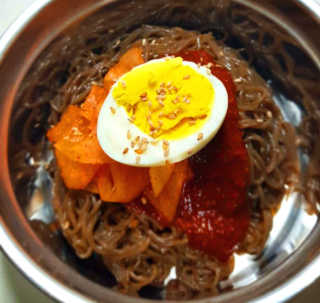 유천냉면 유천 비빔냉면 2인분+메밀지짐만두 280g — 4.83점을 준 리뷰어가 2018년 6월 올린 사용 사진