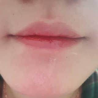 릴리바이레드 쥬시라이어 워터틴트 02 체리 크러쉬인 척 — 5점을 준 리뷰어가 2020년 4월 올린 사용 사진