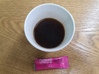 한국맥널티 아이브루 헤이즐넛향 100T — 3.5점을 준 리뷰어가 2019년 10월 올린 사용 사진