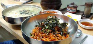 칼국수에끌림 [칼국수에 끌림] 손칼국수+비빔칼국수+왕만두4개 — 5점을 준 리뷰어가 2018년 10월 올린 사용 사진