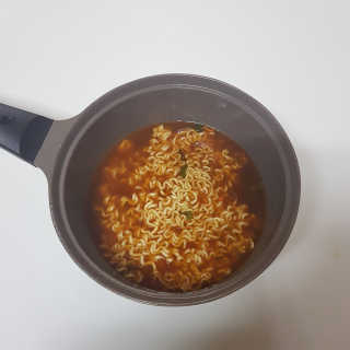 라면 그대로가 제일 맛있는 더엄마라면 — 5점을 준 리뷰어가 2019년 9월 올린 사용 사진
