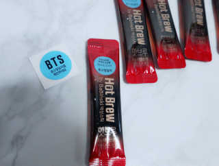 한국야쿠르트 핫브루 콜드브루 BTS 일러스트 — 5점을 준 리뷰어가 2018년 10월 올린 사용 사진