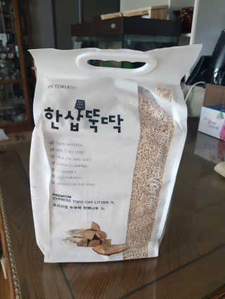 [펫토리아]한삽뚝딱 프리미엄 고양이 두부모래 — 5점을 준 리뷰어가 2019년 8월 올린 사용 사진