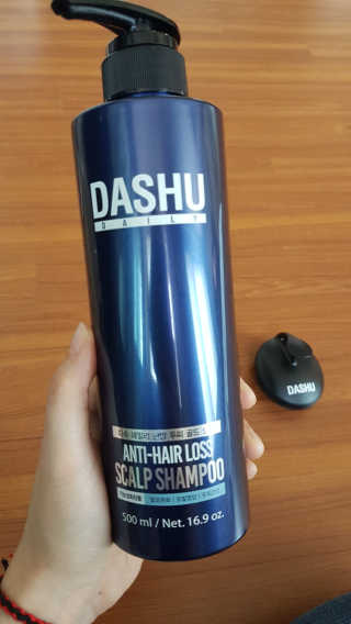 다슈코리아 다슈 단백질 한방 두피 골드 샴푸 500ml +샴푸브러쉬 — 5점을 준 리뷰어가 2019년 5월 올린 사용 사진