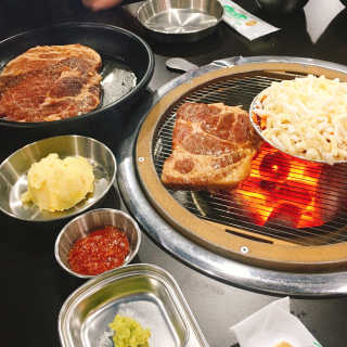 [두툼갈비] 두툼갈비 2인분 + 매콤치즈버섯 set — 4.83점을 준 리뷰어가 2018년 9월 올린 사용 사진