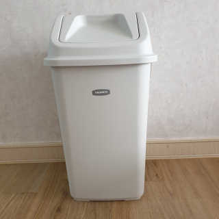 창신리빙 프랑코 퍼블릭 스윙 휴지통 10L, 25L, 35L — 5점을 준 리뷰어가 2019년 9월 올린 사용 사진